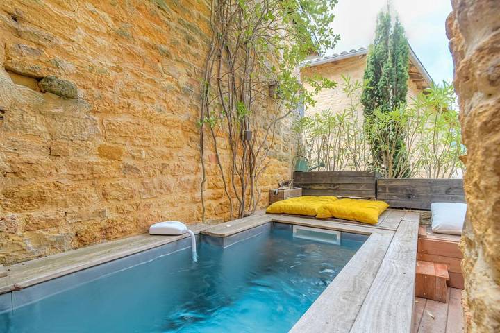 Gîte pour 4 personnes, avec Terrasse et Piscine à Pouilly-le-Monial