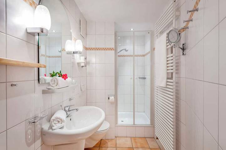 Ganze Wohnung, Ferienwohnung Rose, bis 2 Personen, Dachgeschoss, 40 qm in Waging am See, Rupertiwinkel