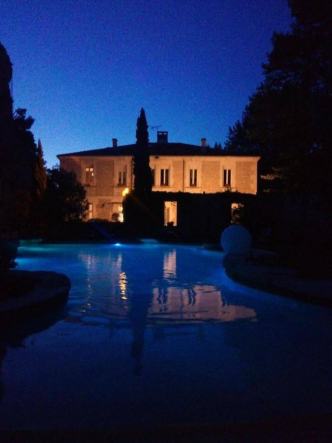 Hôtel pour 25 personnes, avec terrasse ainsi que piscine et jardin