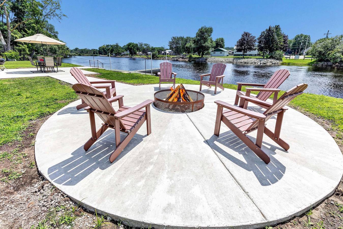 Riverfront! Kayaks! Bay Access! Sleeps 15! in Condado de Oconto