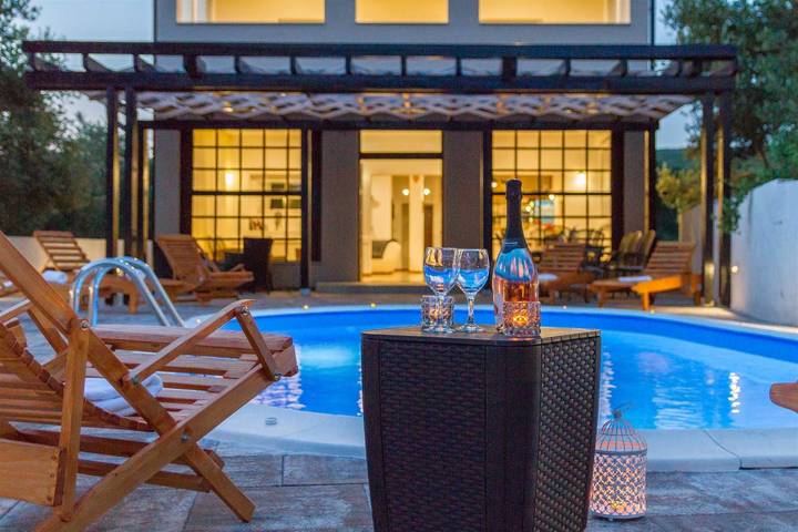 Ferienhaus für 16 Personen, mit Balkon und Balkon/Terrasse sowie Terrasse und Pool in Sveti Petar na Moru - 2
