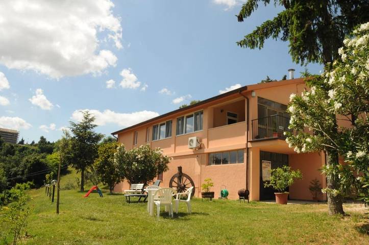 Casa vacanza per 3 persone, con Balcone e Terrazza nonché Giardino e Panorama a Morrovalle