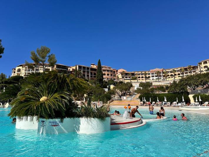 Gîte pour 4 personnes, avec jardin et piscine ainsi que jacuzzi et bassin pour enfant dans Golf De Cap Esterel - 4