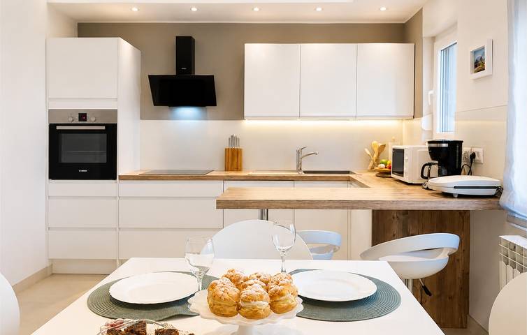 Reizende 190 m² große Wohnung mit Pool, Küche und 300 m Entfernung zur Terra Istrana in Pula-Medulin, Pula