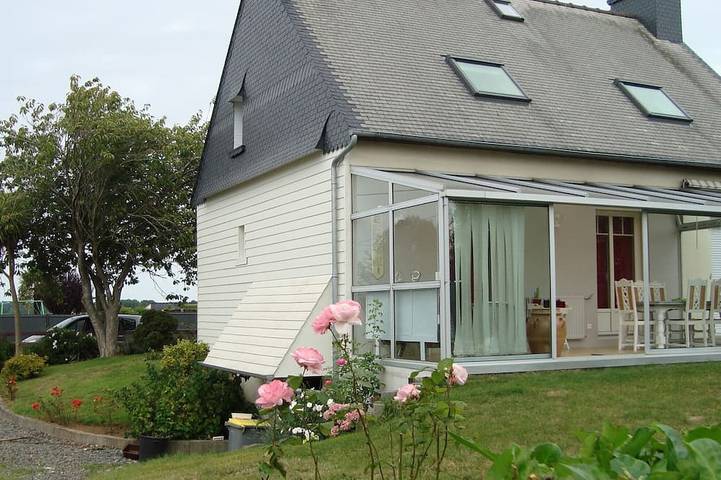 Location de vacances pour 8 personnes, avec jardin à Lanmérin