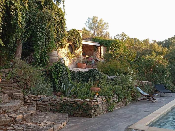 Location de vacances pour 4 personnes, avec jacuzzi ainsi que piscine et jardin, adapté aux familles à Tourves - 4