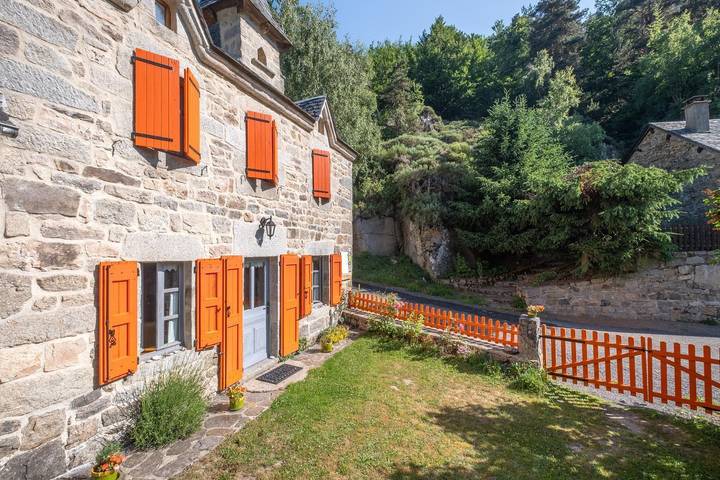 Maison de vacances pour 4 personnes, avec jardin dans L'Aubrac