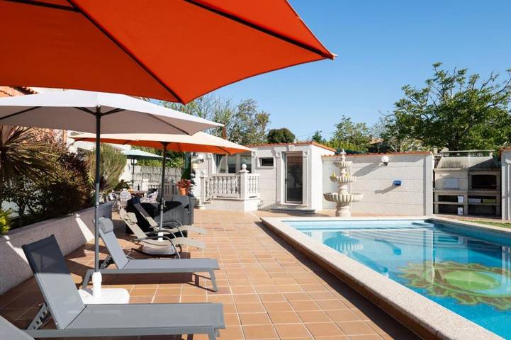 Chalet para 11 personas, con terraza además de piscina y vistas en Comarca de Vigo