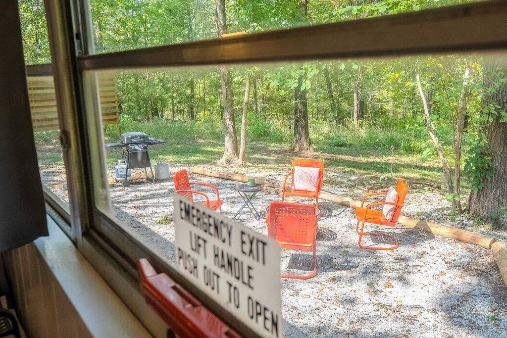 Emerald Gypsy Skoolie .... ein schrulliger schicker Schulbus in Ozark Mountains