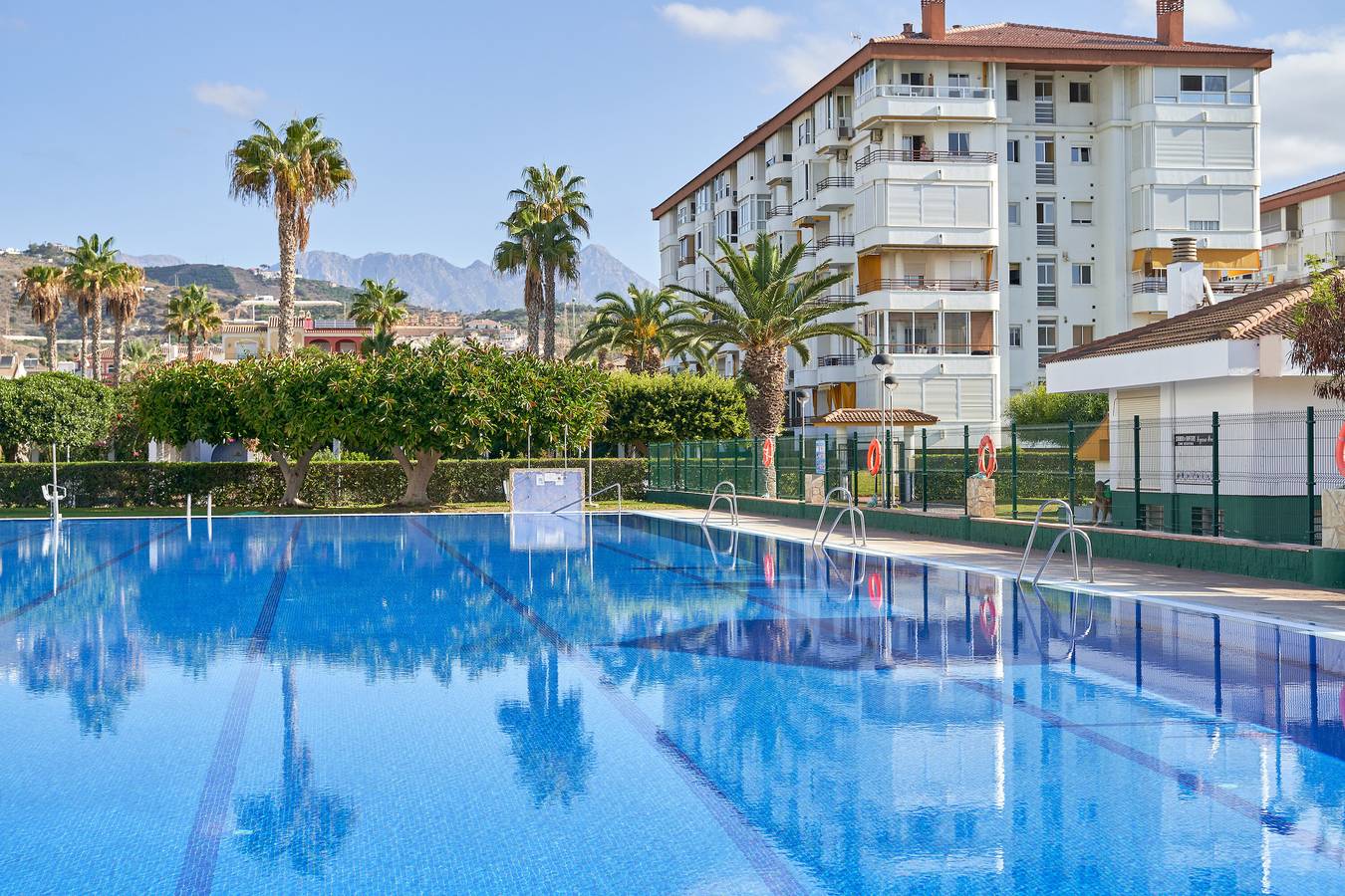 Apartamento entero, Apartamento 'La Mejor' con vistas al mar, piscina compartida y Wi-Fi in Torrox Costa, Torrox