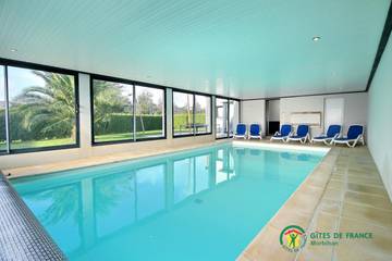 Gîte pour 12 personnes, avec piscine ainsi que jardin et terrasse, animaux acceptés à Plouhinec (Morbihan)