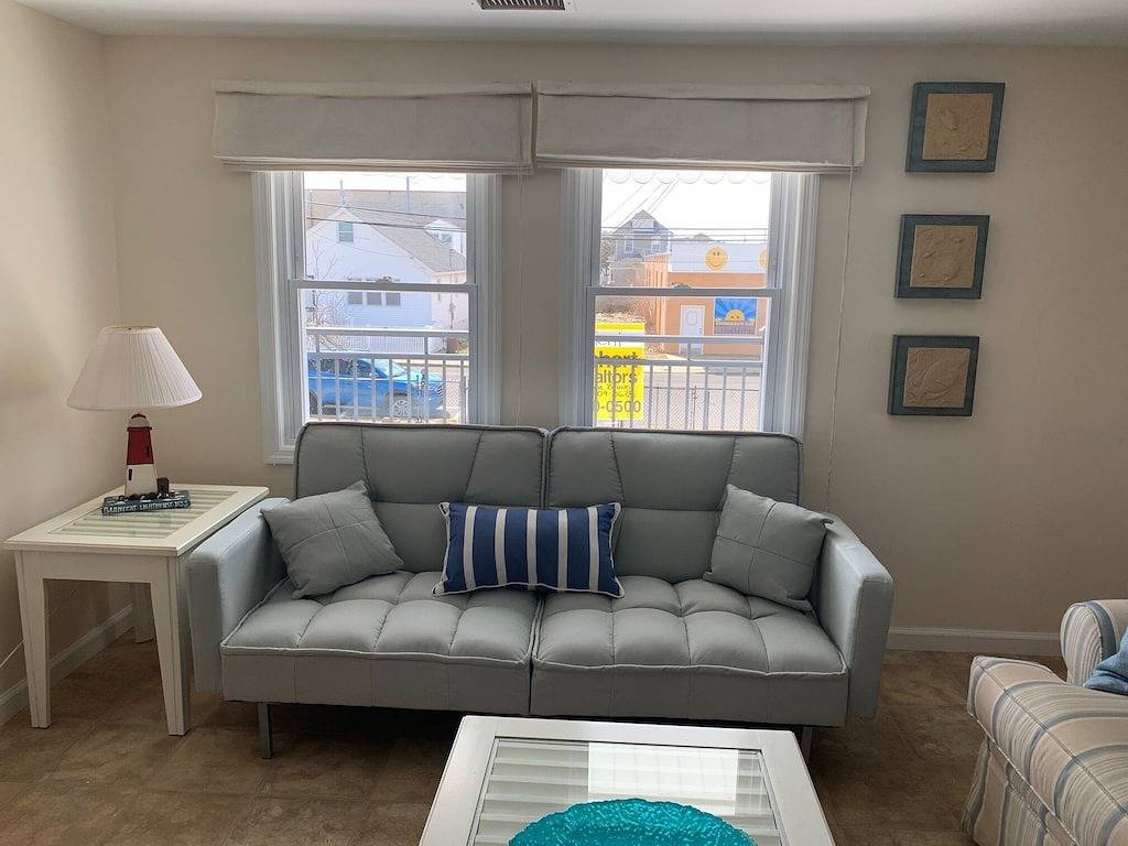 Ganze Wohnung, Sauber / gemütlich, 1. 5 Blk zum Strand, zentrale Luft / große Terrasse, Parkplatz + 4 Abzeichen + Grill in Toms River, Ocean County