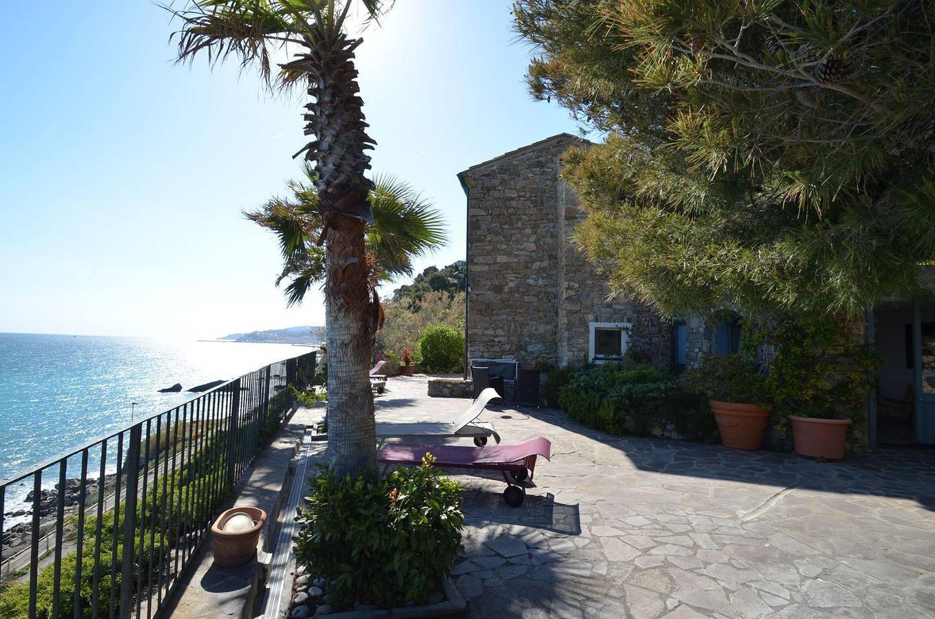 Freistehendes Natursteinhaus in atemberaubendes Panoramalage direkt am Meer in Oneglia, Imperia