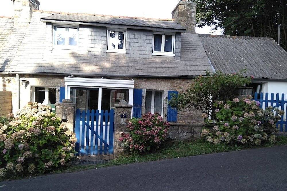 Maison typiquement bretonne à 20 minutes de la côte de granit rose in Pédernec, Région de Guingamp