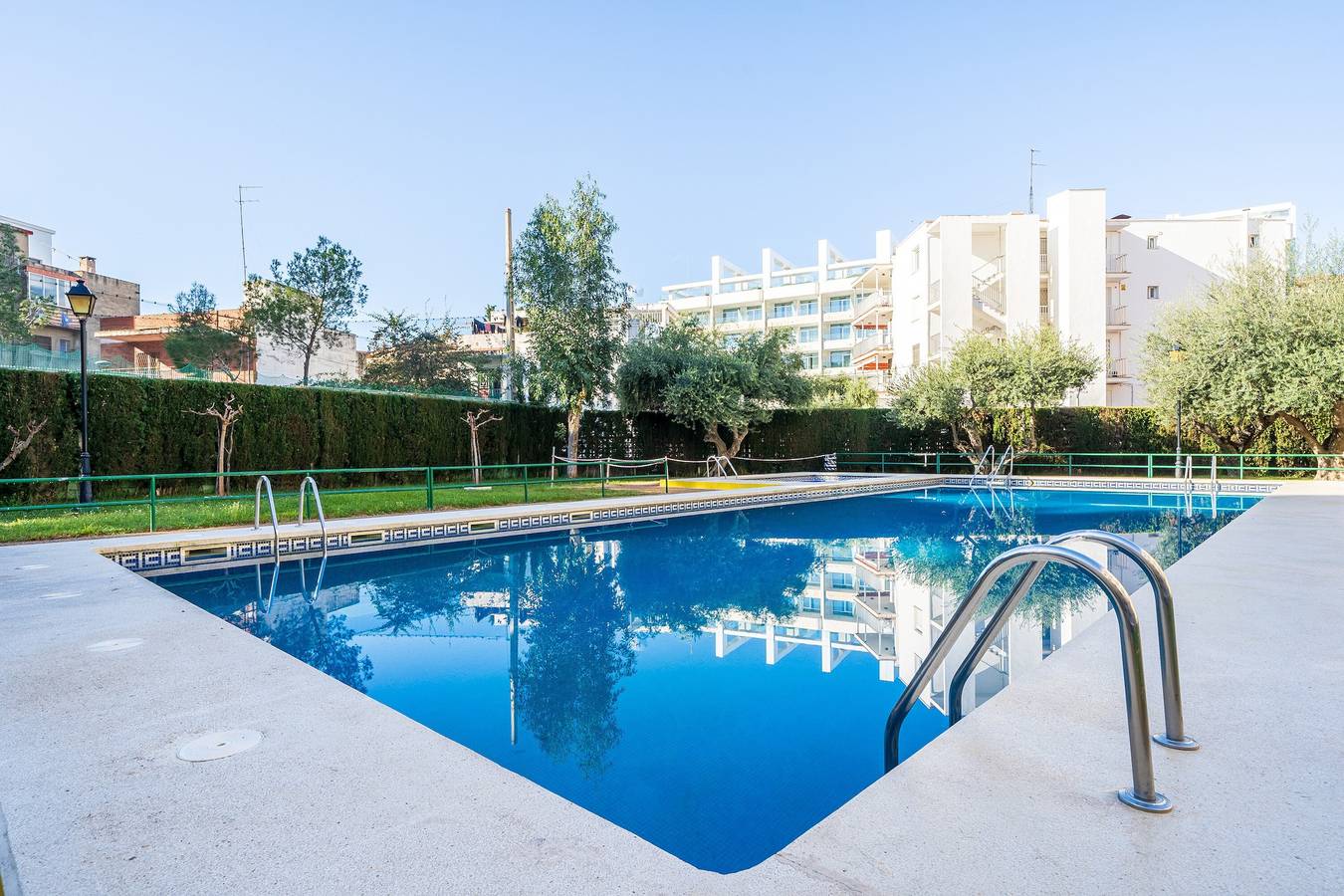 Appartement entier, Appartement 'Logroño' avec piscine partagée, terrasse privée et climatisation. in Salou, Costa Dorada