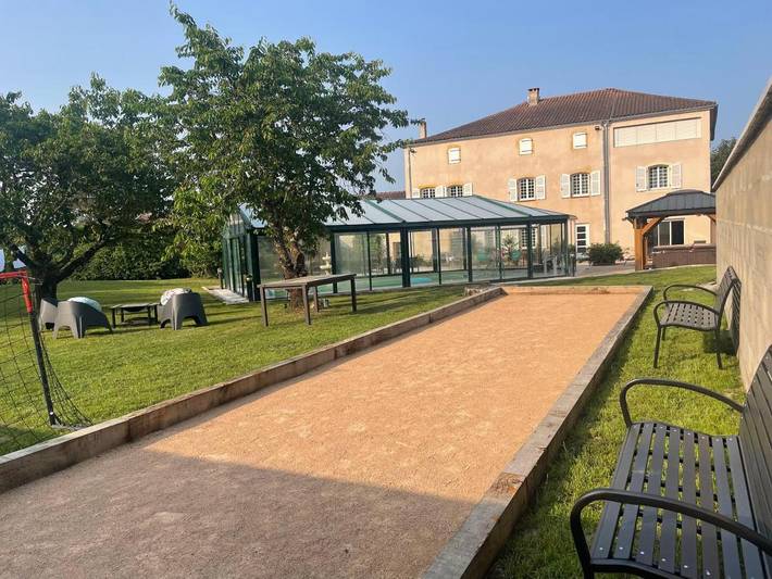 Gîte pour 8 personnes, avec jardin ainsi que vue et piscine, animaux acceptés à Mably (Loire)