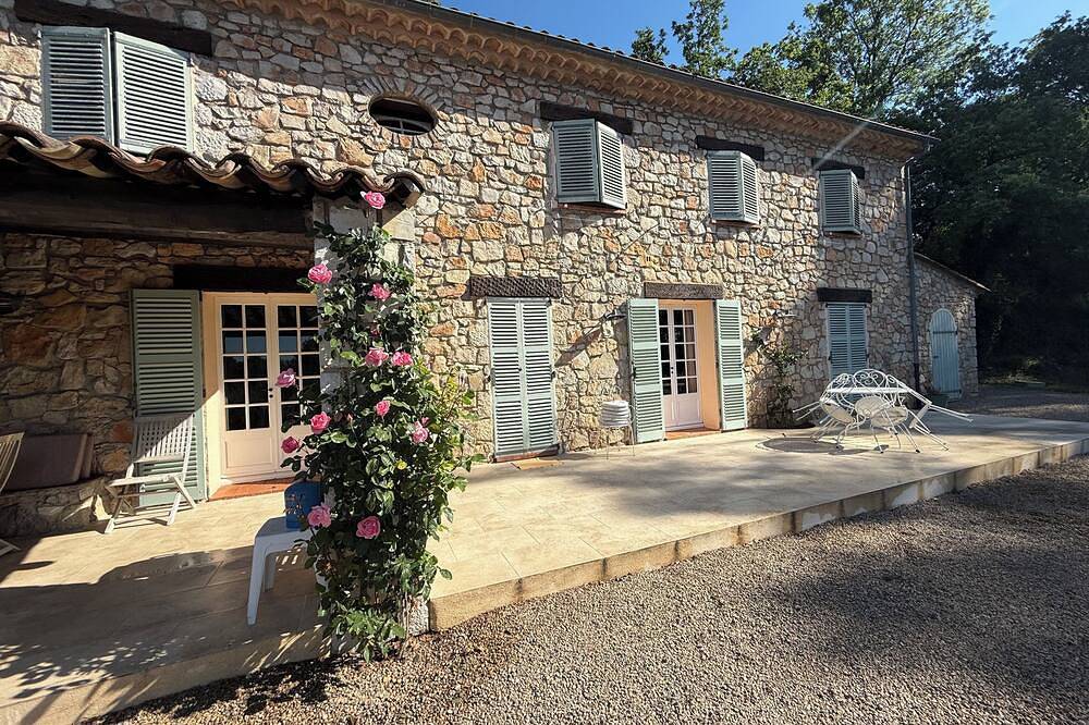 Private country house, garden, and relaxation between the sea and lake in Draguignan, Draguignan region