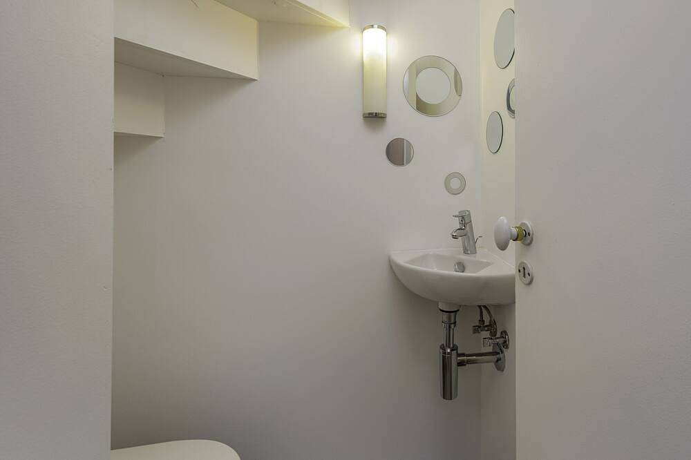 Welcome to Les Volets Azur, a lovely fully renovated village house, ideal for a romantic getaway in the heart of Menthon-Saint-Bernard. Nestled between lake and mountains, this cozy home offers a peaceful and warm atmosphere. in Menthon-Saint-Bernard, Annecy und Umgebung