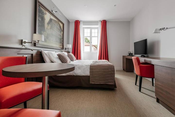 Hôtel pour 3 personnes, avec terrasse dans Office de Tourisme de Cambo les Bains