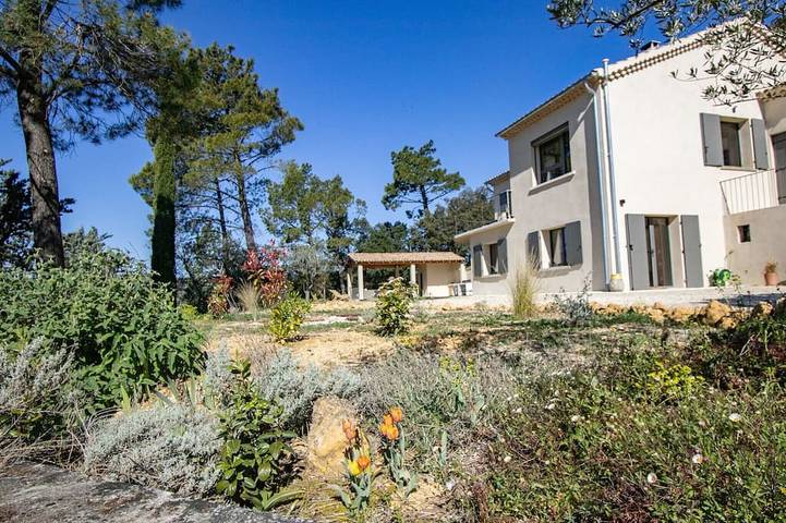 Location de vacances pour 8 personnes, avec balcon et jardin à Saint-Restitut