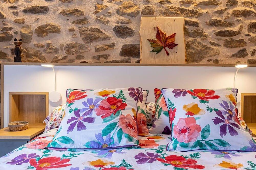 Encanto rústico con terraza privada, piscina y desayuno gourmet en un entorno natural cerca de Angers in Rives-du-Loir-en-Anjou, Valle del Loira