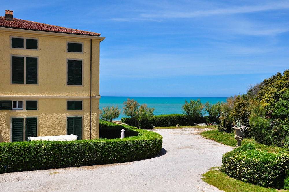 Appartement entier, Prestigieux appartement dans une ancienne villa sur la plage, 4 chambres trois salles de bains in Castagneto Carducci, Côte des Étrusques