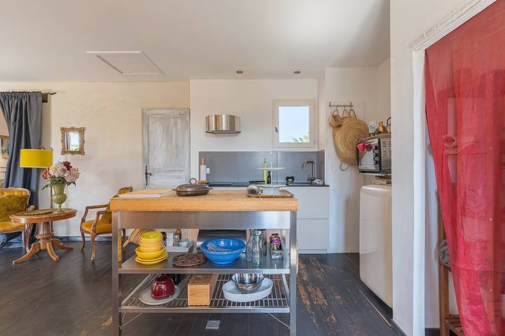 Entire apartment, Holiday Home 'Lacoste Home' with Mountain View, Shared Pool and Wi-Fi in Lacoste, Parc naturel régional du Luberon