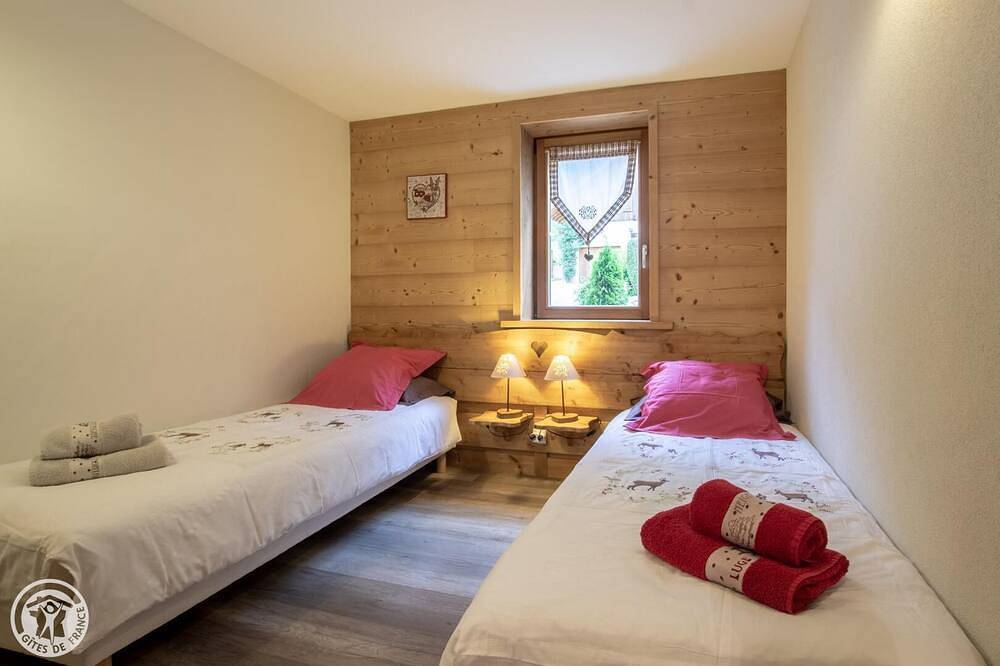 Appartement entier, Le Chalet Du Pic: Gîte Cosy au calme, Spa privatif et fitness 4 pers in Taninges, Région de Bonneville