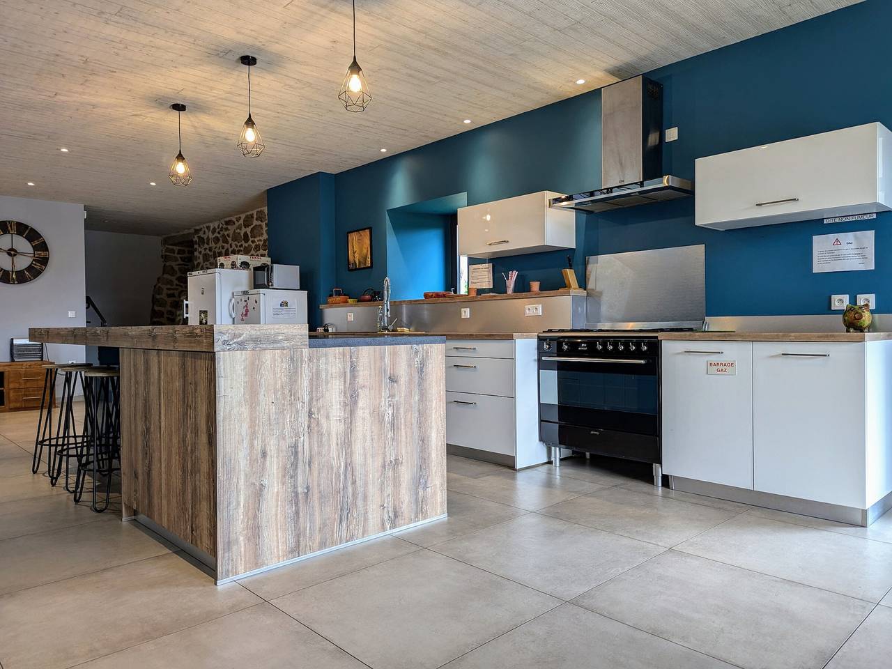 Comfortable lodge with heated pool, for 23 people, perfect for families and friends in Lapte, Massif Central