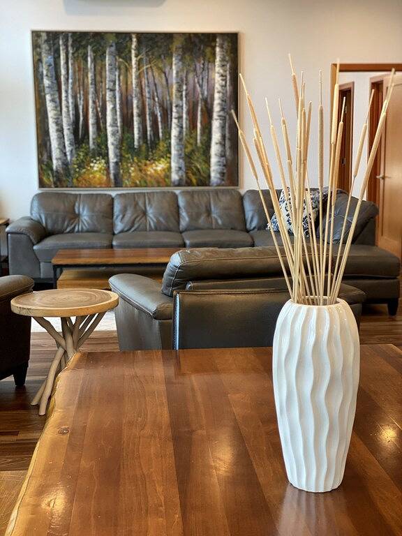 Blick auf das Wasser von diesem New Northwest Modern Home mit Whirlpool in Orcas Island