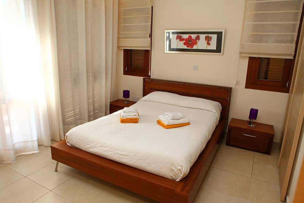 Luxury Villa Escape with Breathtaking Sea Views & Perks in Kouklia Pafou, Chypre du Sud