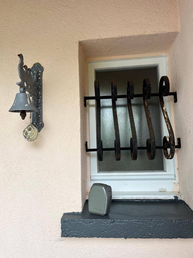 Gîte pour 2 personnes, avec piscine ainsi que vue et jardin dans Yves - 3