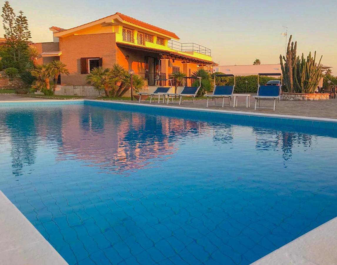 Villa Il Gabbiano - Beachfront Luxury Villa in Anzio, Direct Sea Access & Pool by the Sea in Anzio, Provincia di Roma