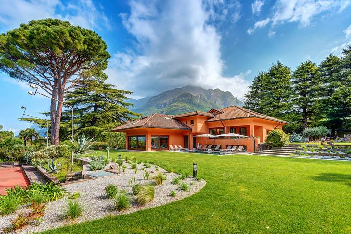 Villa per 8 persone, con Balcone/Terrazza e Giardino nonché Sauna e Panorama a Mandello del Lario