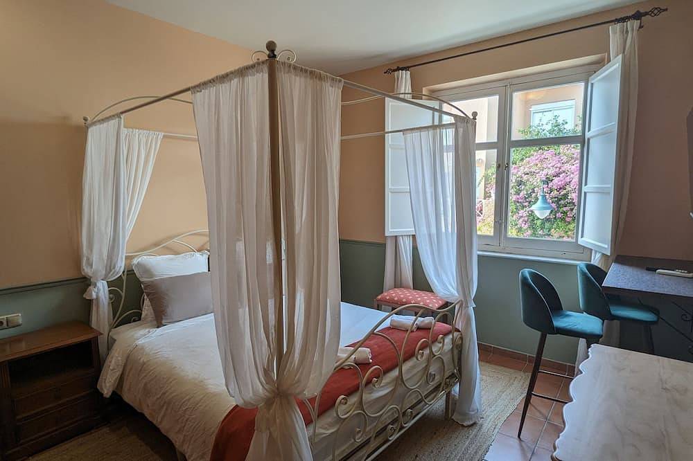 Central Location! Lovely Room with Free Wi-Fi in Altstadt Málaga, Malaga