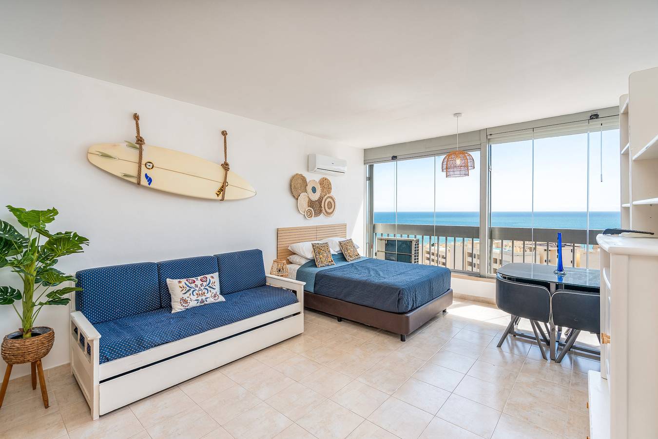 Apartamento inteiro, Apartamento 'Modern Beach' com vista para o mar, Wi-Fi e ar condicionado in Praia da Rocha, Portimão