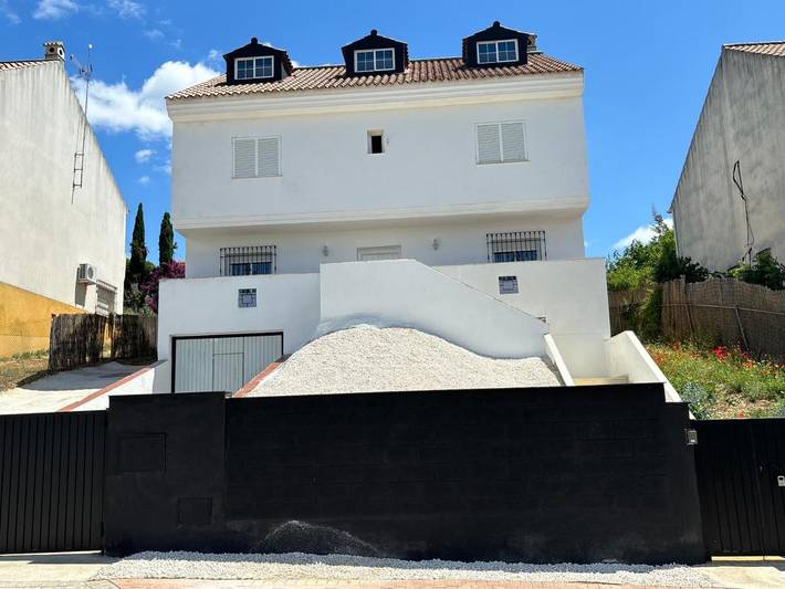 Chalet para 15 personas, con Balcón y Terraza además de Jardín y Piscina en Córdoba