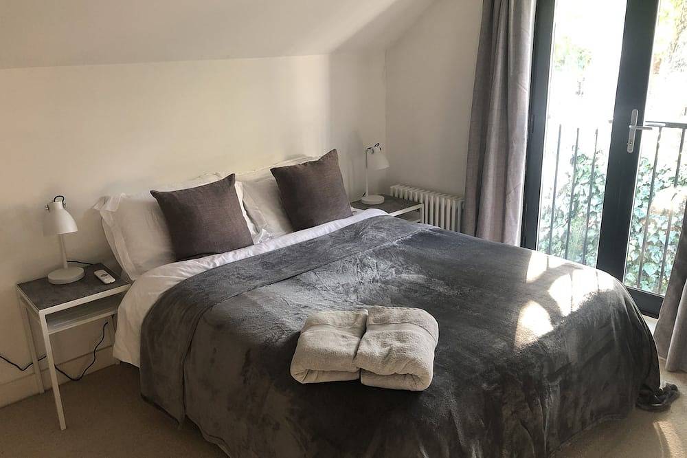 Unique open plan house in central Windsor pet friendly + parking in Windsor, Berkshire