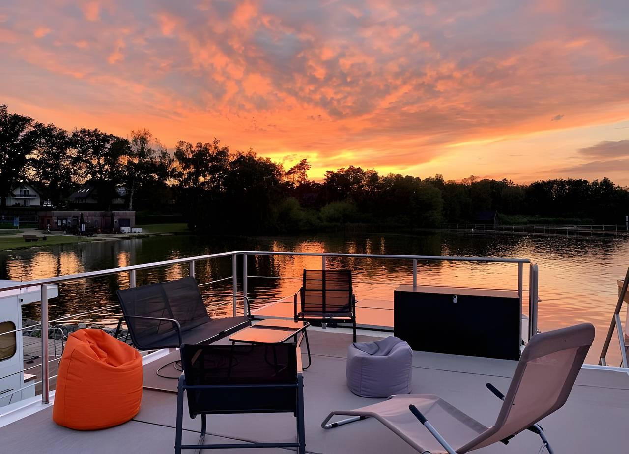 Hausboot 'Emma Blue' mit Seeblick, privater Terrasse und Wlan in Röbel, Müritz