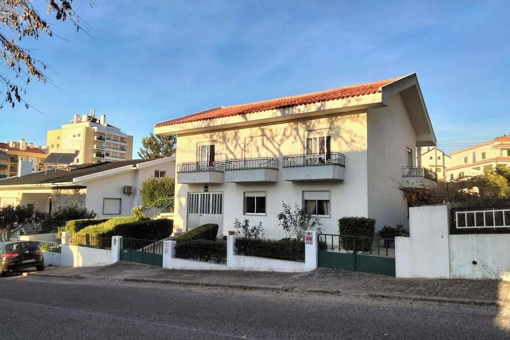 Accommodations located 1.5 km from downtown Santarém on a quiet street lined with single-family homes. in Santarém, Rio Tejo