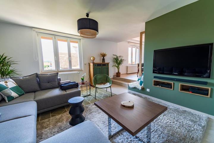 Location de vacances pour 8 personnes, avec Terrasse ainsi que Jardin et Vue à Charly-sur-Marne