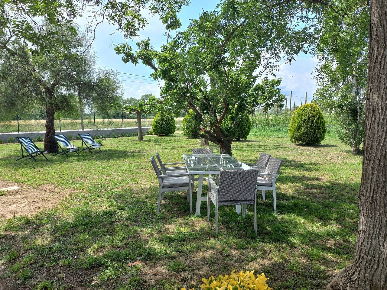 Spacious 3-Bed House with A/C, Bbq, Garden, Wifi, Parking, Sports Room in Sant Pere Pescador, Upper Empordà
