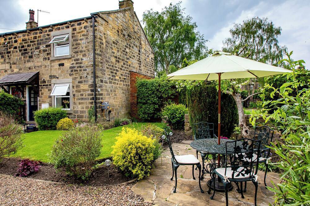 1 The Old Chapel, pet friendly, with a garden in Pool-In-Wharfedale in Leeds, West Yorkshire
