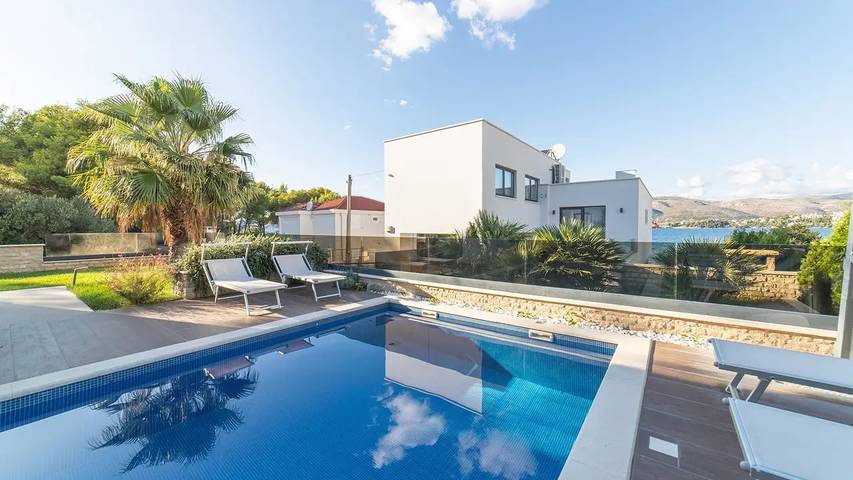 Villa pour 11 personnes, avec piscine et jardin ainsi que terrasse et sauna à Okrug Gornji
