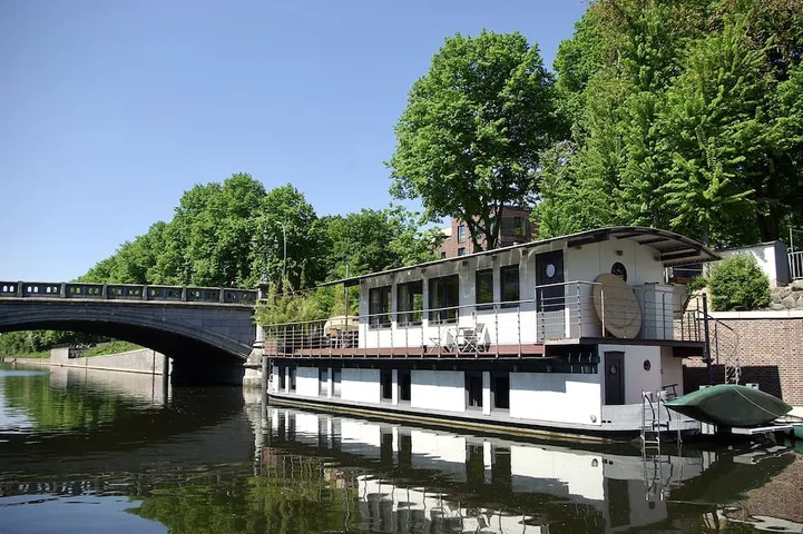 Hausboot Kanus in Mitte Hamburg, wie Einfamilienhaus im Garten, mit Wandheizung in Hamburg-Nord, Hamburg