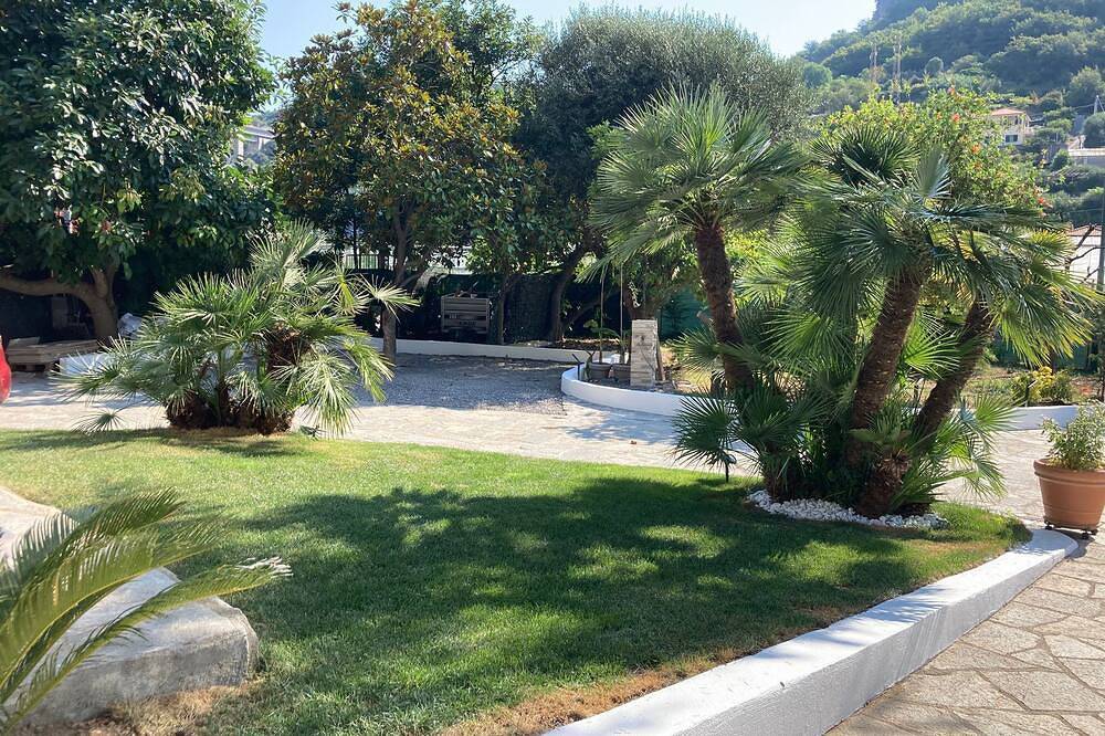 Appartamento intero, 2 bedroom apartment with private pool, tennis & padel, near the sea in Vallecrosia, Riviera di Ponente