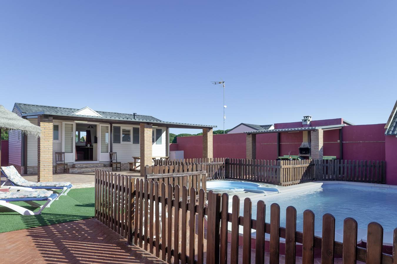 Bungalow 'Mis Niñas 2' con piscina privada, Wi-Fi y aire acondicionado in Conil de la Frontera, Costa de la Luz