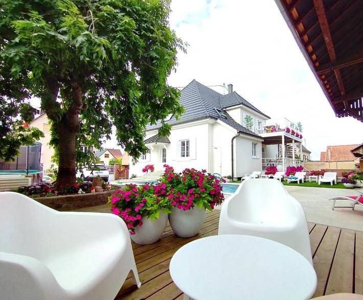 Appartement de vacances pour 7 personnes, avec vue ainsi que piscine et jardin