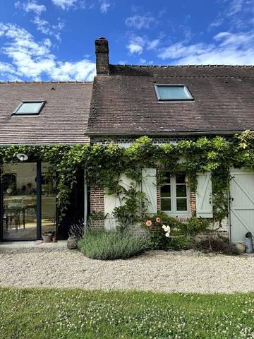 Gîte pour 8 personnes, avec piscine ainsi que terrasse et vue dans Prépotin