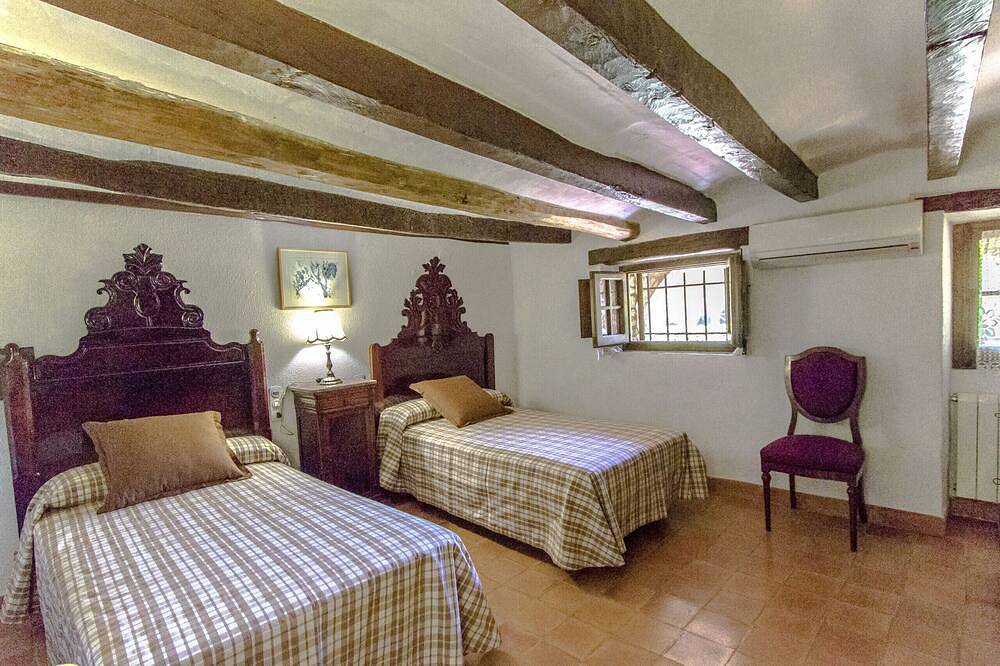 Escápate a la historia y la elegancia en esta majestuosa finca doble con capacidad total para 32 personas, a 14 minutos de Barcelona in Santa Oliva, Costa Dorada